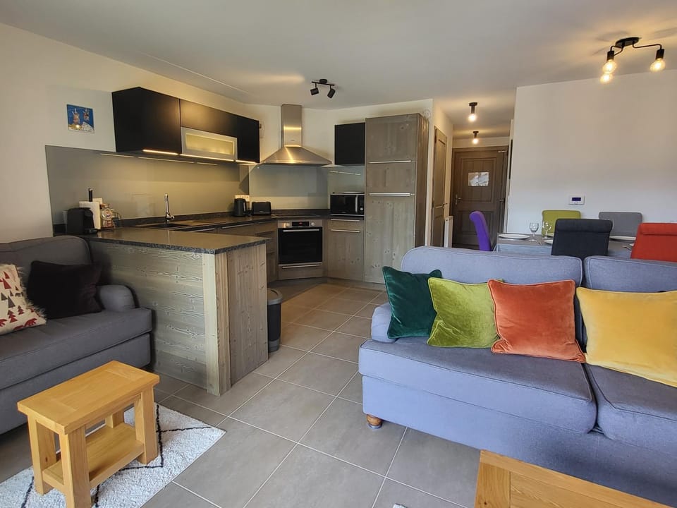 Kitchen or kitchenette, Seating area, Dining area