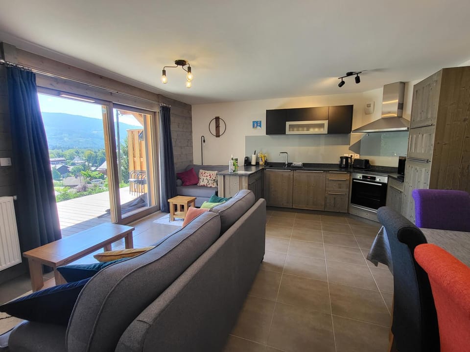 Kitchen or kitchenette, Seating area
