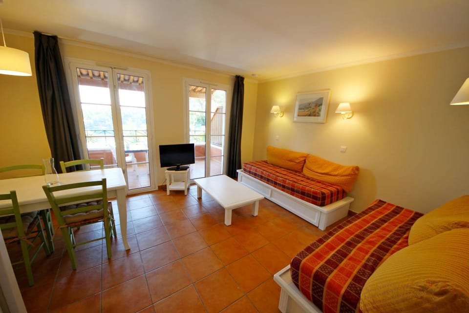 Bed, TV and multimedia, Living room, Seating area