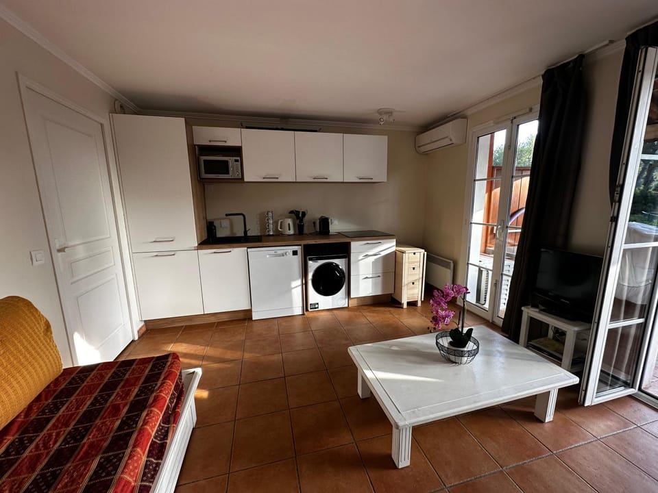 Kitchen or kitchenette, Living room, Dining area, dishwasher, pet friendly, stove, toaster, washing machine