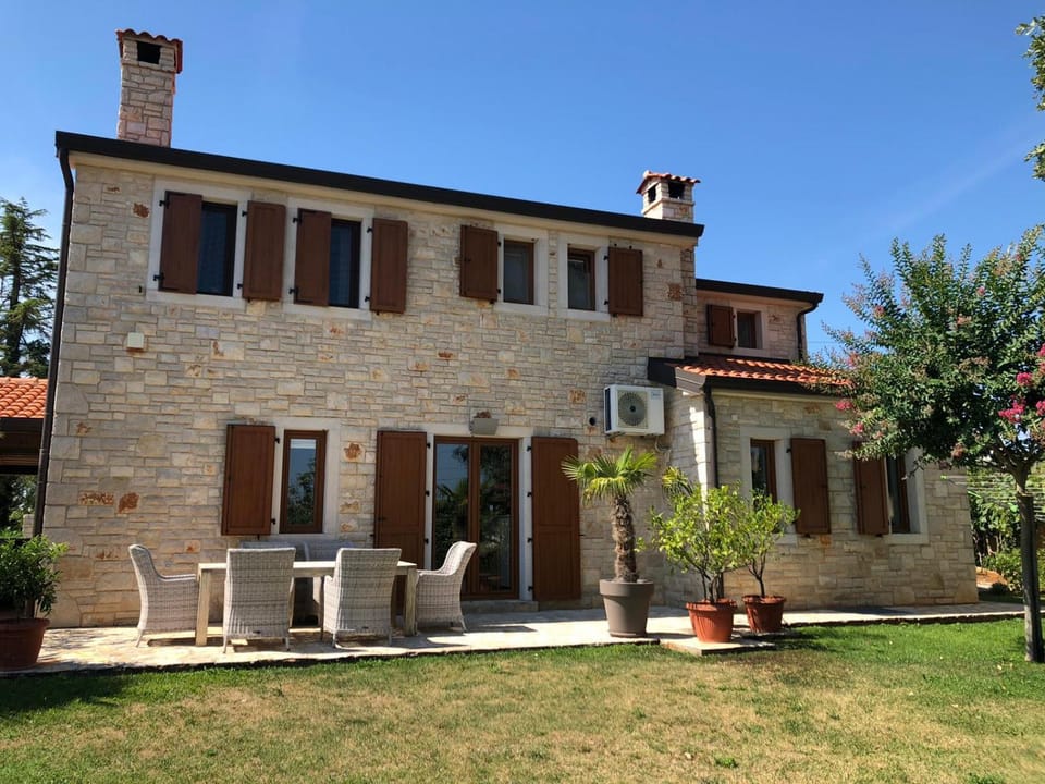 Property building, Patio, Garden