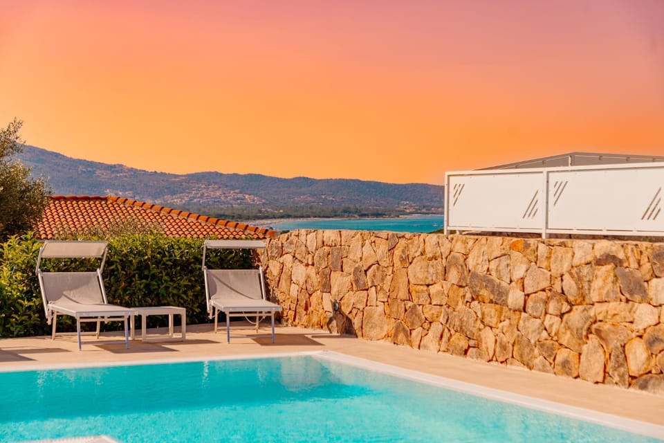 Swimming pool, sunbed