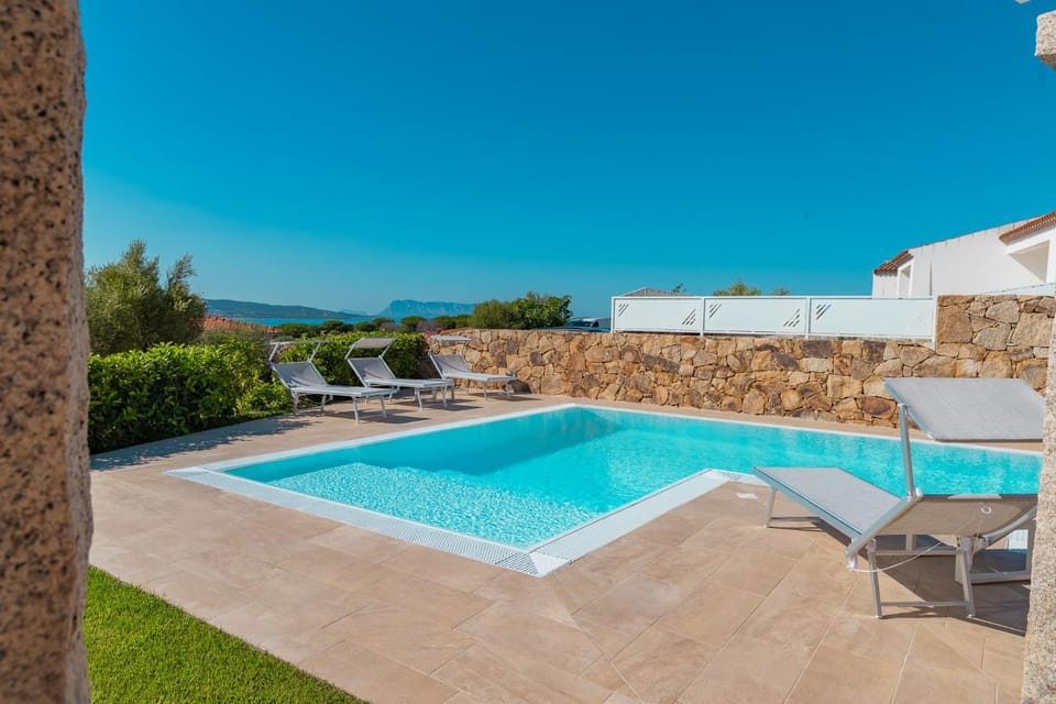 Swimming pool, sunbed
