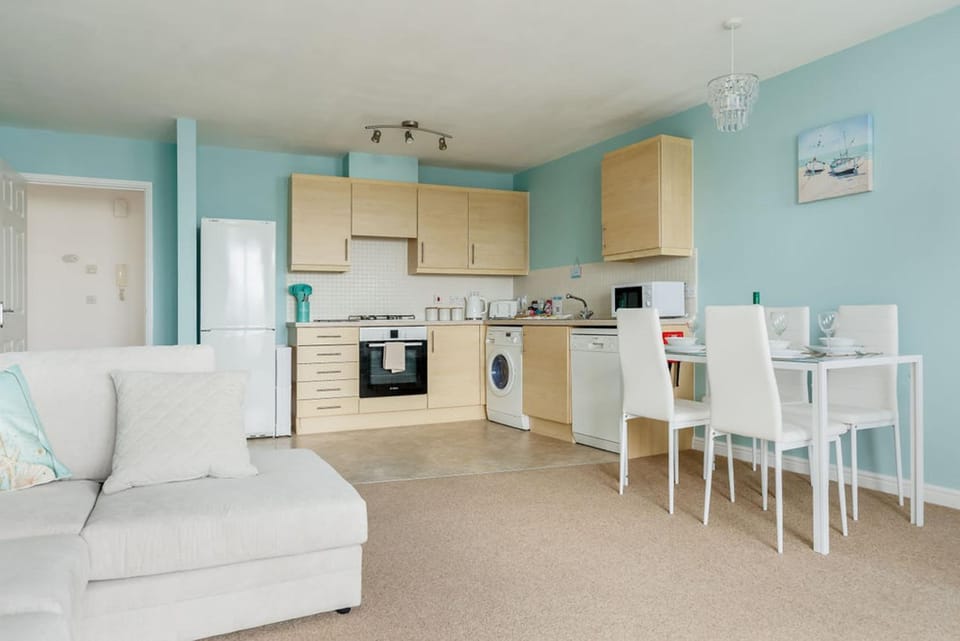 Ocean Breeze - Stunning Harbour Views from Private Balcony Apartment in Poole