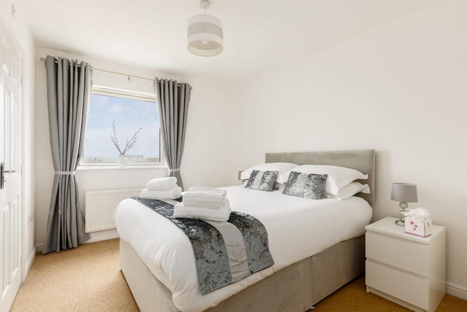 Ocean Breeze - Stunning Harbour Views from Private Balcony Apartment in Poole