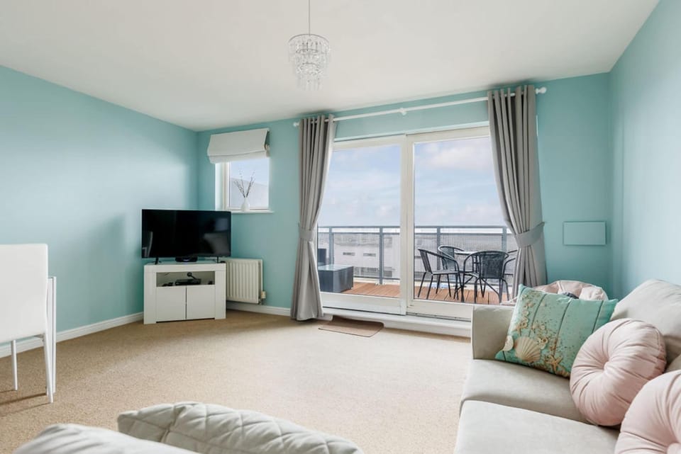 Ocean Breeze - Stunning Harbour Views from Private Balcony Apartment in Poole