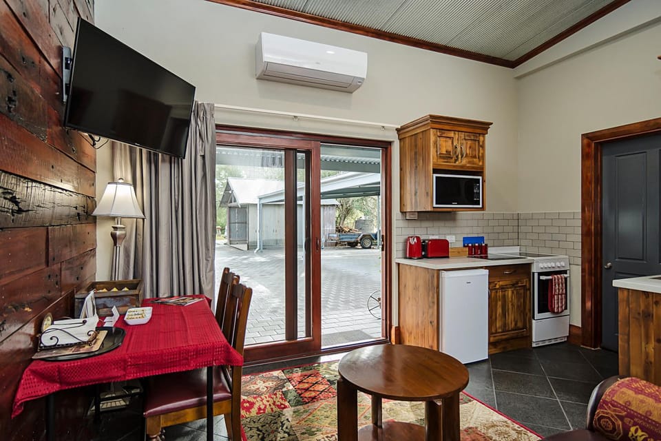Kitchen or kitchenette, Dining area, minibar, pet friendly, stove