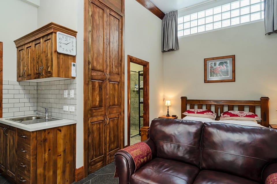 Bed, Seating area
