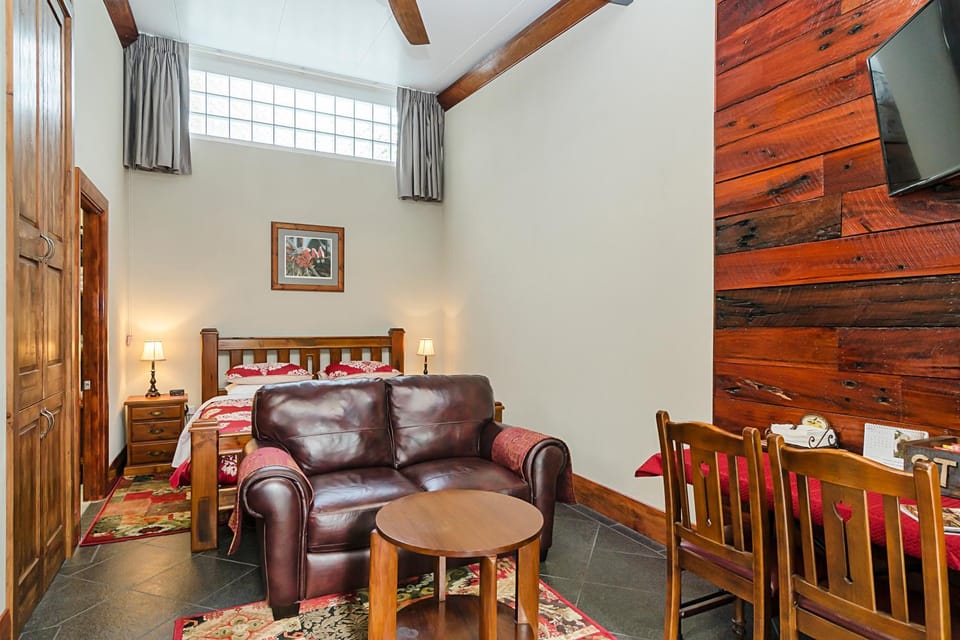 Bed, Photo of the whole room, Seating area, Bedroom