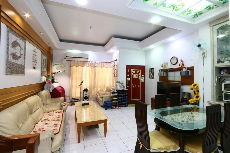 Restaurant/places to eat, Living room