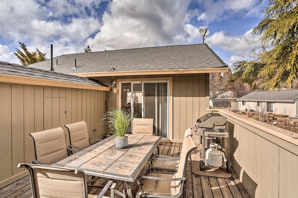 Mount Shasta Escape w/ Balcony ~ Walk to Dtwn House in Mount Shasta