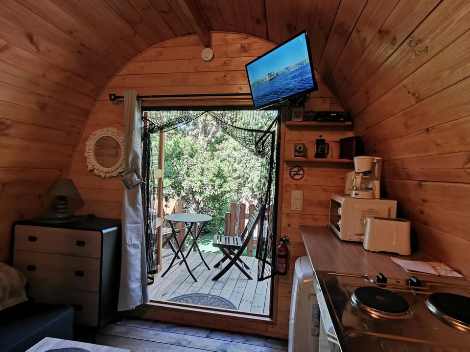 Communal lounge/ TV room, TV and multimedia, View (from property/room), Balcony/Terrace