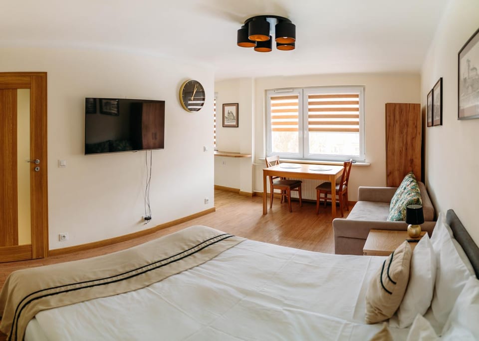 Bed, TV and multimedia, Living room, Seating area, Dining area, Bedroom