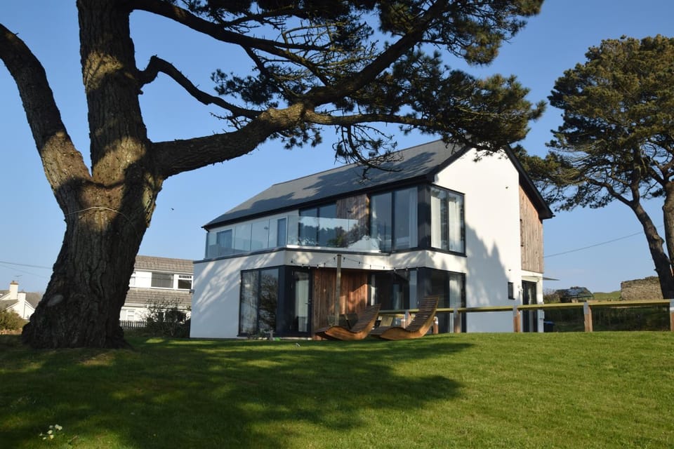 Flat 1 High Tide House, Mortehoe - beautifully designed ground floor flat with sea views and garden Apartment in Woolacombe