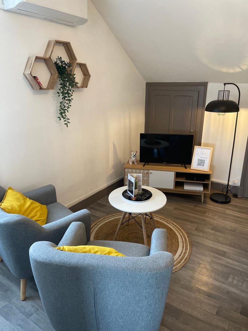 Joli T1 3* rénové mars 2022 proche lac et ville Apartment in Tresserve