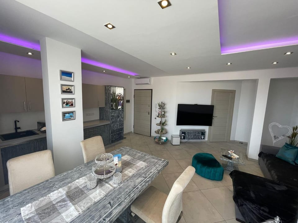 TV and multimedia, Kitchen or kitchenette, Living room, Dining area, minibar