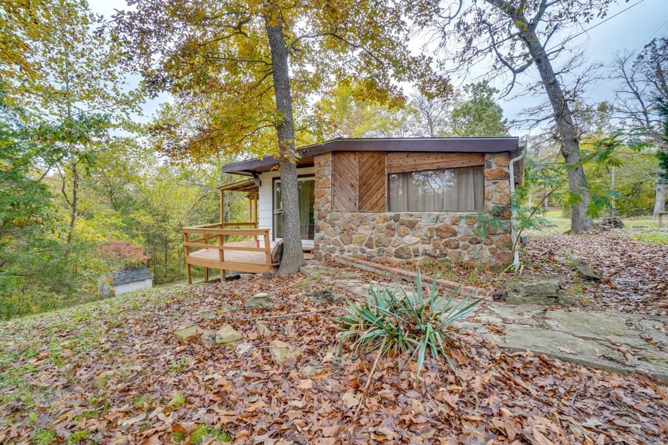 Rustic Retreat w/ Deck: 1 Mi to Table Rock Lake House in Table Rock Lake