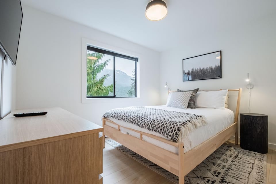 Bed, TV and multimedia, Bedroom