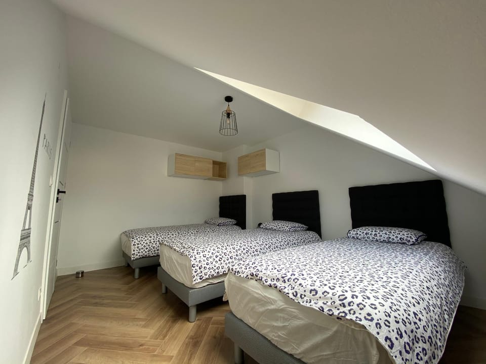 Bed, Photo of the whole room, Bedroom
