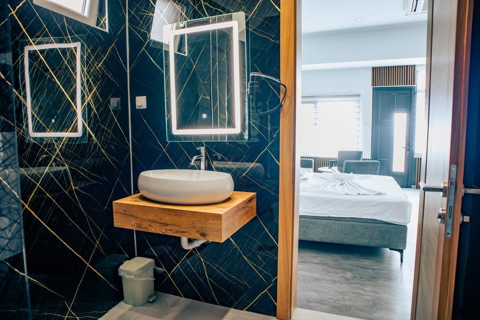 Shower, Bed, Bathroom, towels