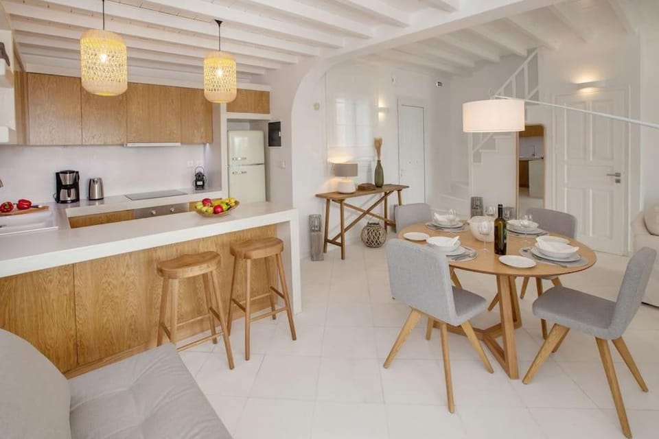 Kitchen or kitchenette, Dining area