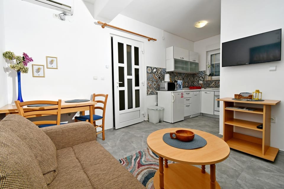 Kitchen or kitchenette, Living room, Seating area