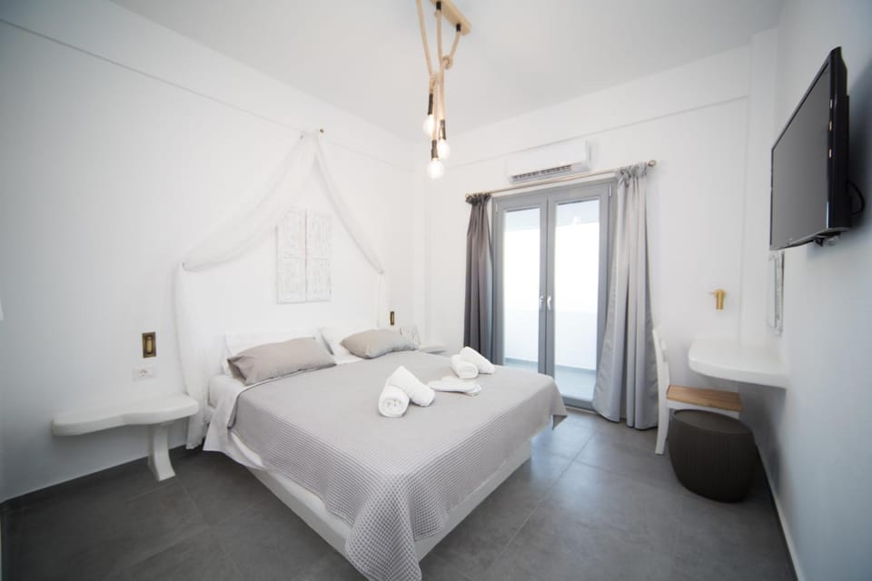 Bed, TV and multimedia, Photo of the whole room, Bedroom, towels, air conditioner