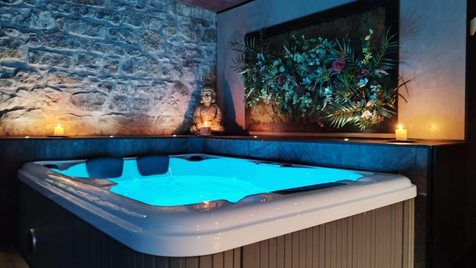 Hot Tub, Sauna, Steam room, Spa and wellness centre/facilities