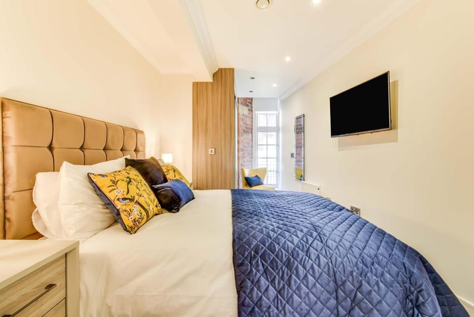 Bed, TV and multimedia, Bedroom