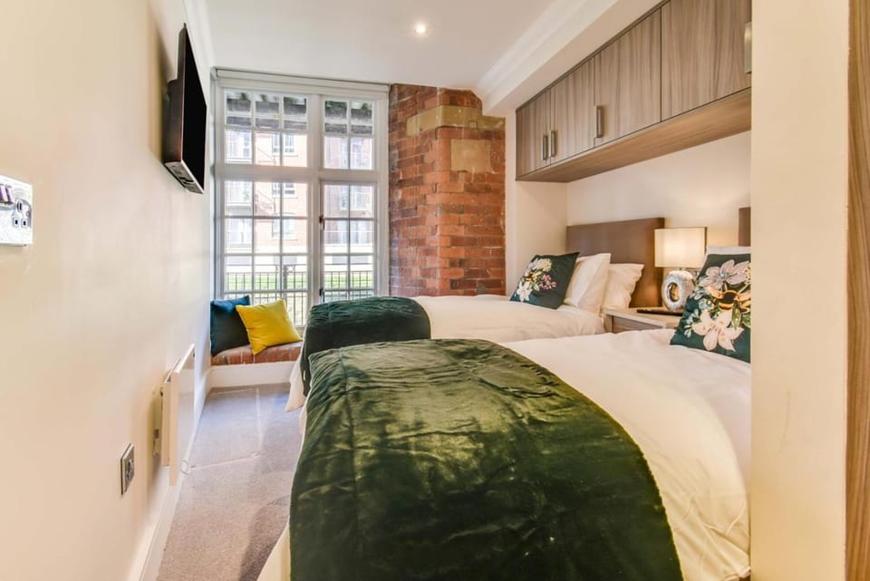 Bed, TV and multimedia, Bedroom