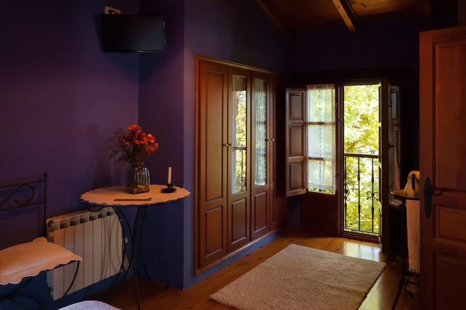 TV and multimedia, Decorative detail, Bedroom, internet, wardrobe