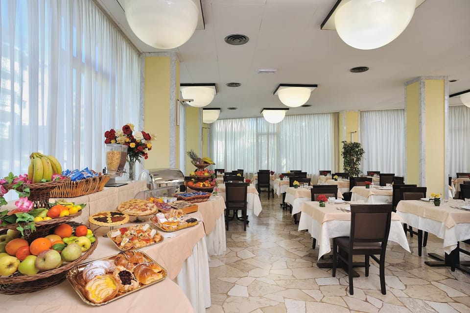 Restaurant/places to eat, Continental breakfast, Italian breakfast, Lunch