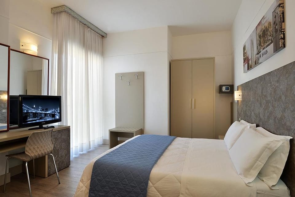 TV and multimedia, Photo of the whole room, Bedroom, wardrobe