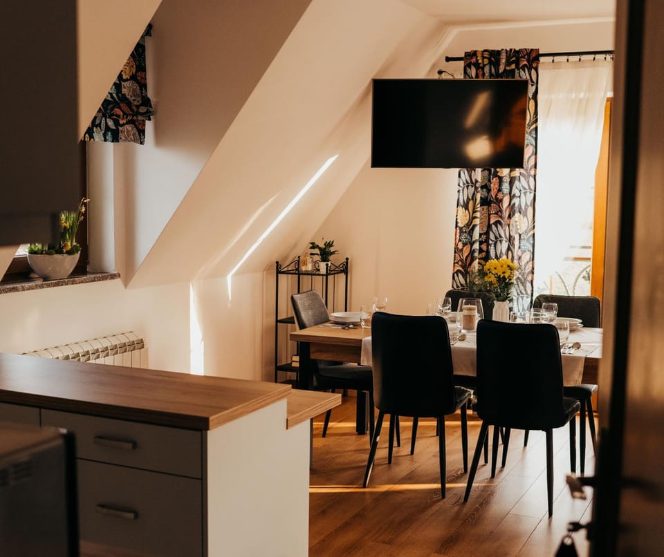 TV and multimedia, Living room, Seating area, Dining area, kitchen