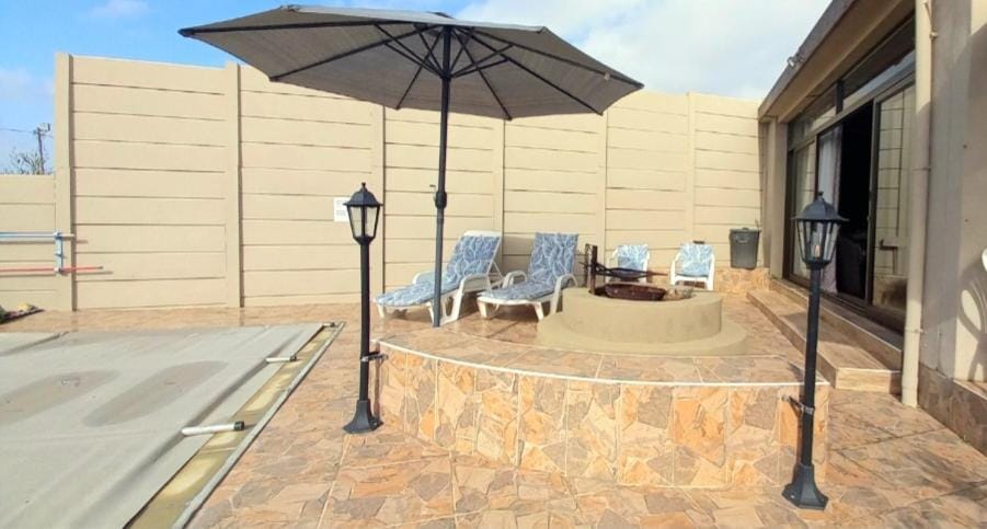 Patio, Swimming pool, sunbed