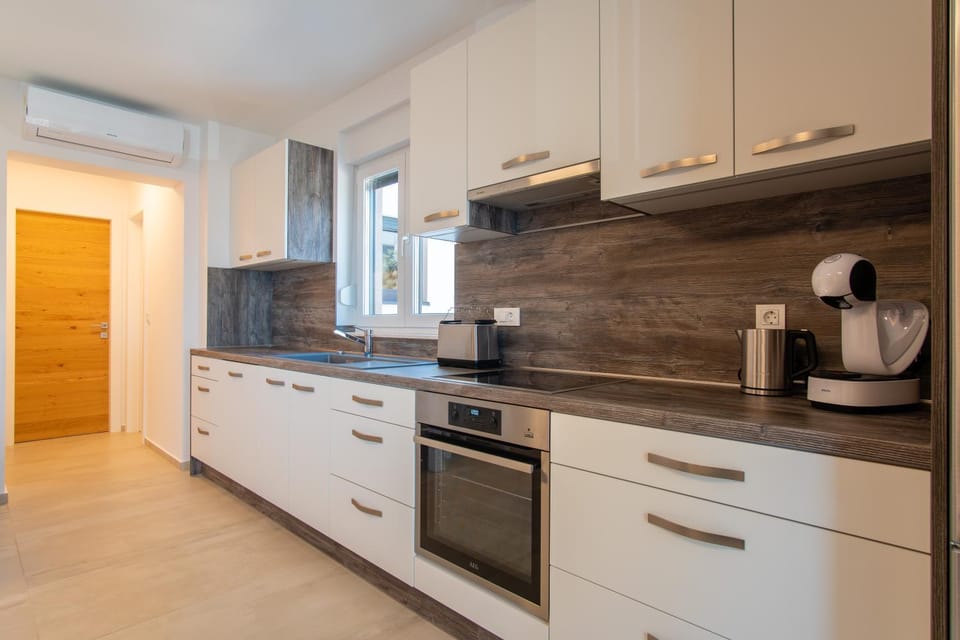 Coffee/tea facilities, Kitchen or kitchenette, dishwasher, oven, stove, toaster