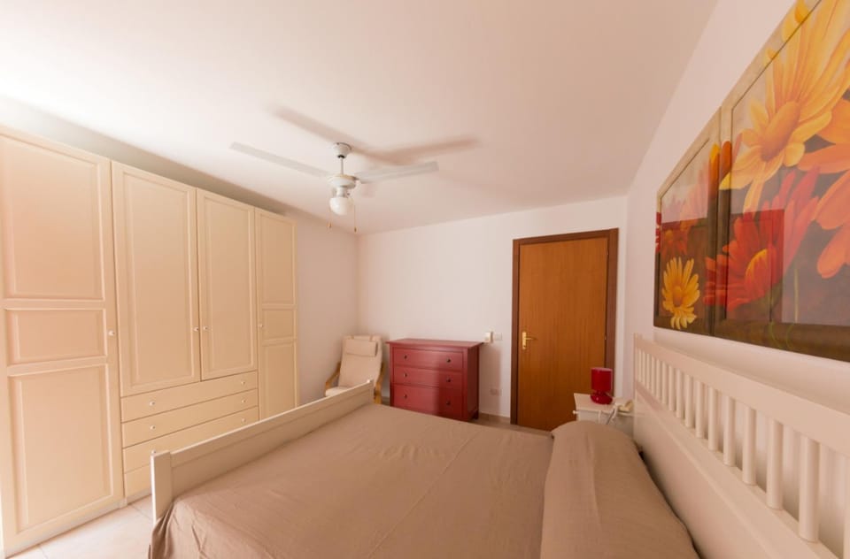 Bedroom, fireplace, wardrobe