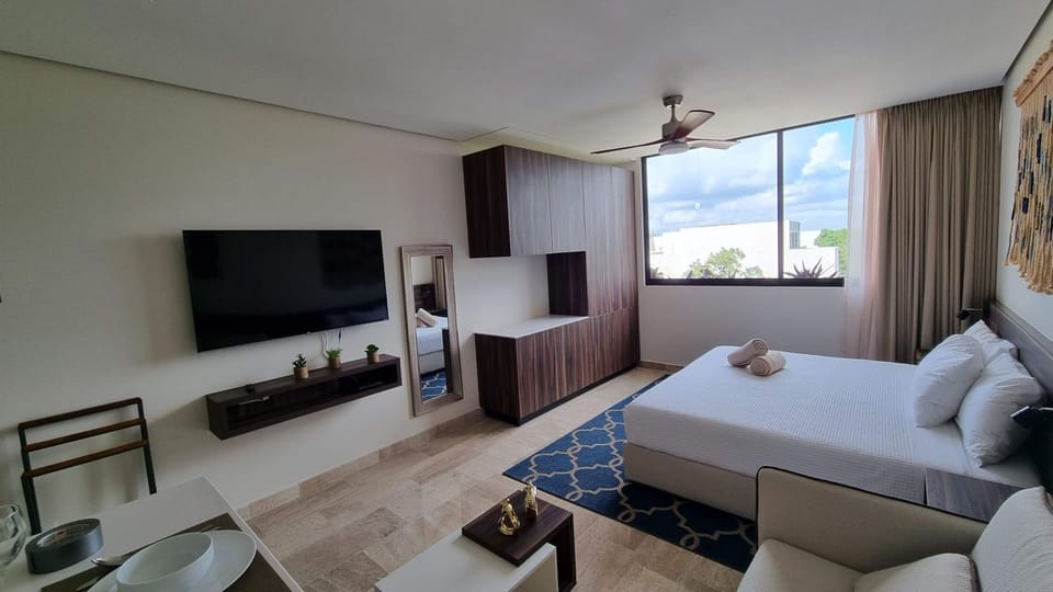 Bed, TV and multimedia, View (from property/room), Bedroom, City view, fireplace