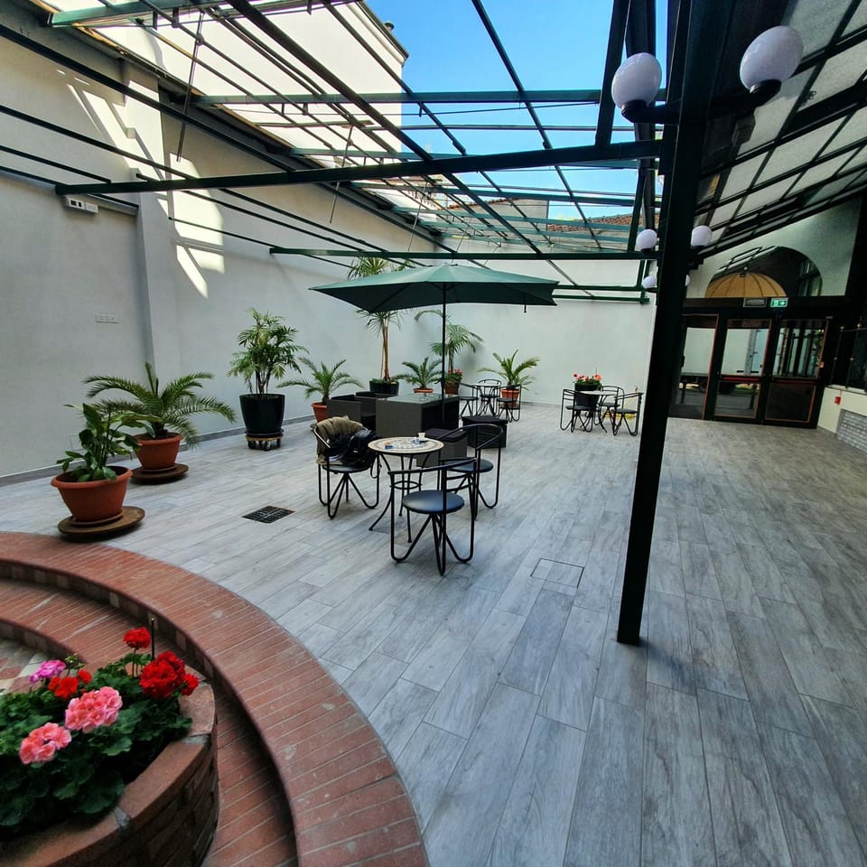 Patio, Restaurant/places to eat, Lounge or bar
