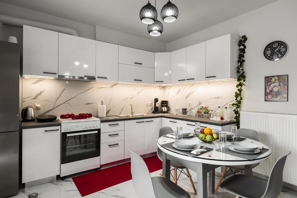 Kitchen or kitchenette, Dining area