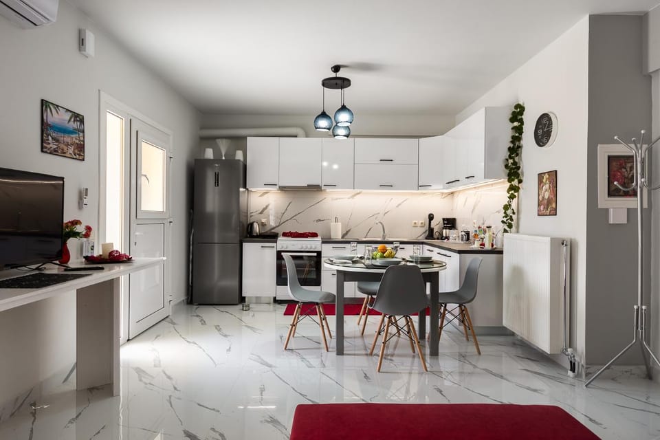 Kitchen or kitchenette, Dining area