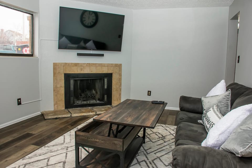 Lovely 2 bedroom! Close to All in a 4Plex Apartment in Colorado Springs