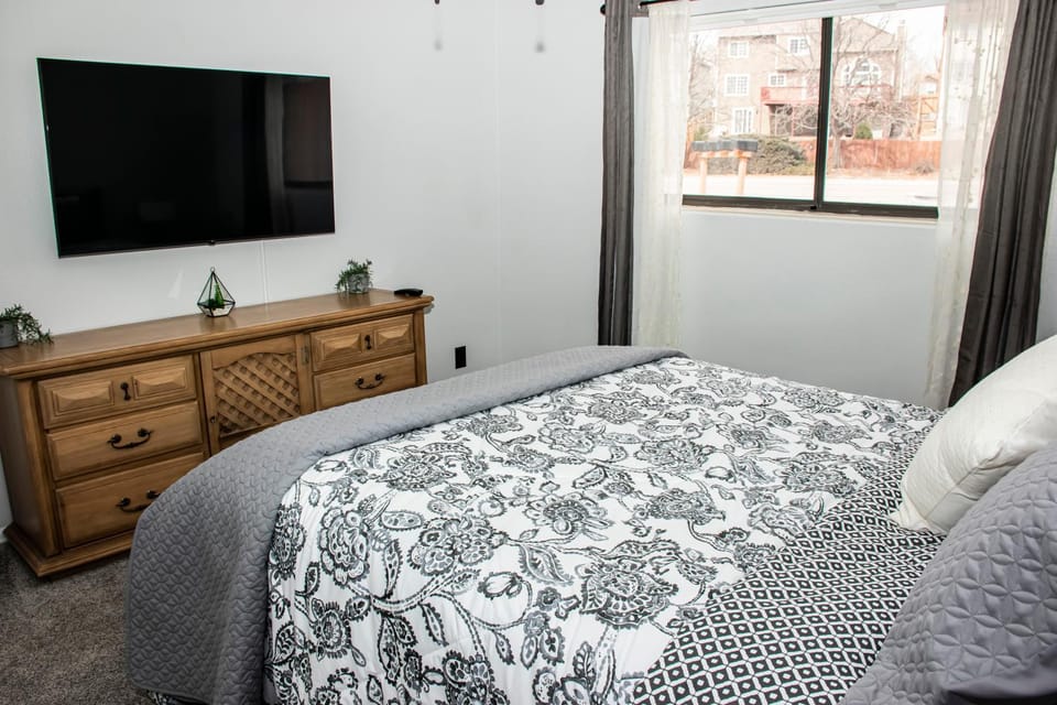 Lovely 2 bedroom! Close to All in a 4Plex Apartment in Colorado Springs