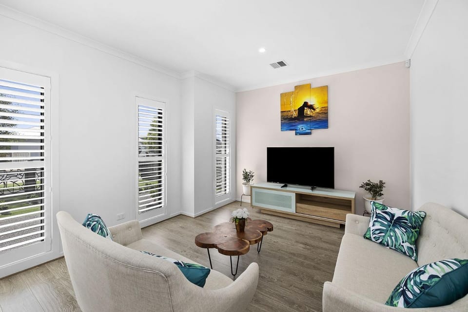 Lowtide Five Bedroom 22 House in Torquay