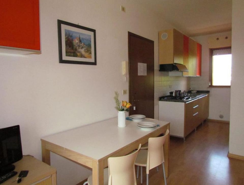 Dining area, kitchen