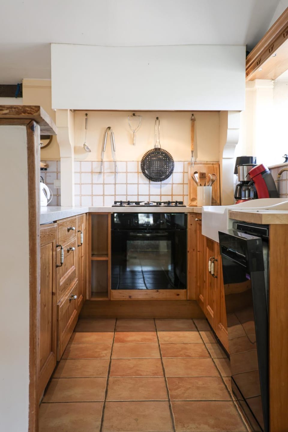 Coffee/tea facilities, dishwasher, oven, stove, toaster, kitchen