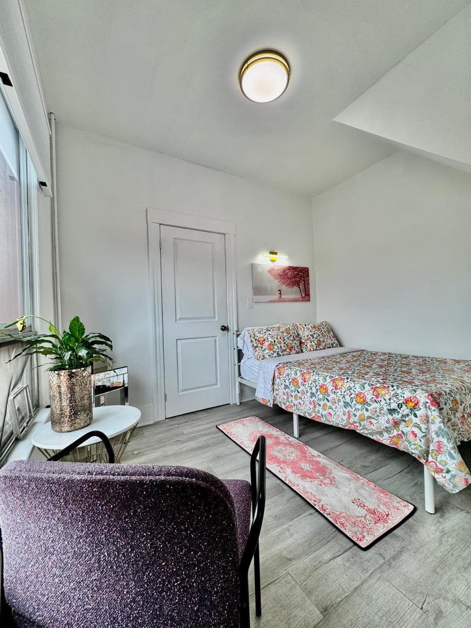 Bed, Photo of the whole room, Seating area, Bedroom, wardrobe
