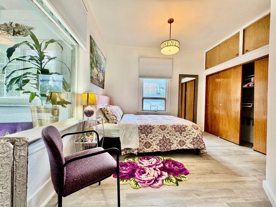 Bed, Photo of the whole room, Seating area, Bedroom, wardrobe