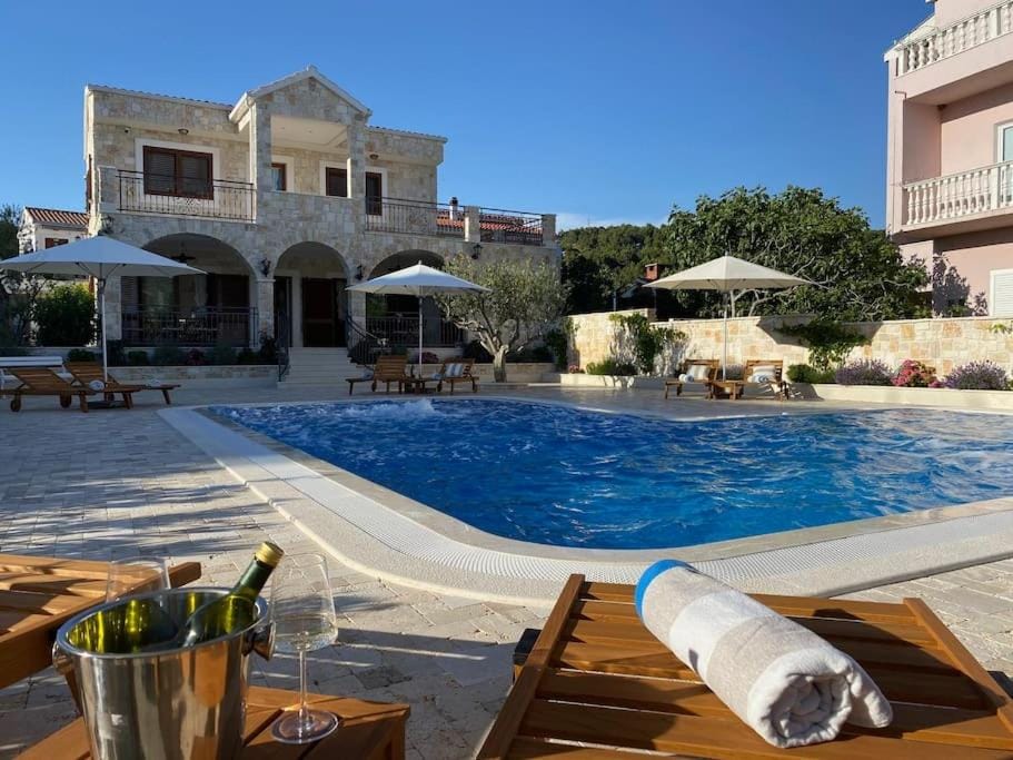 Property building, Swimming pool, Swimming pool