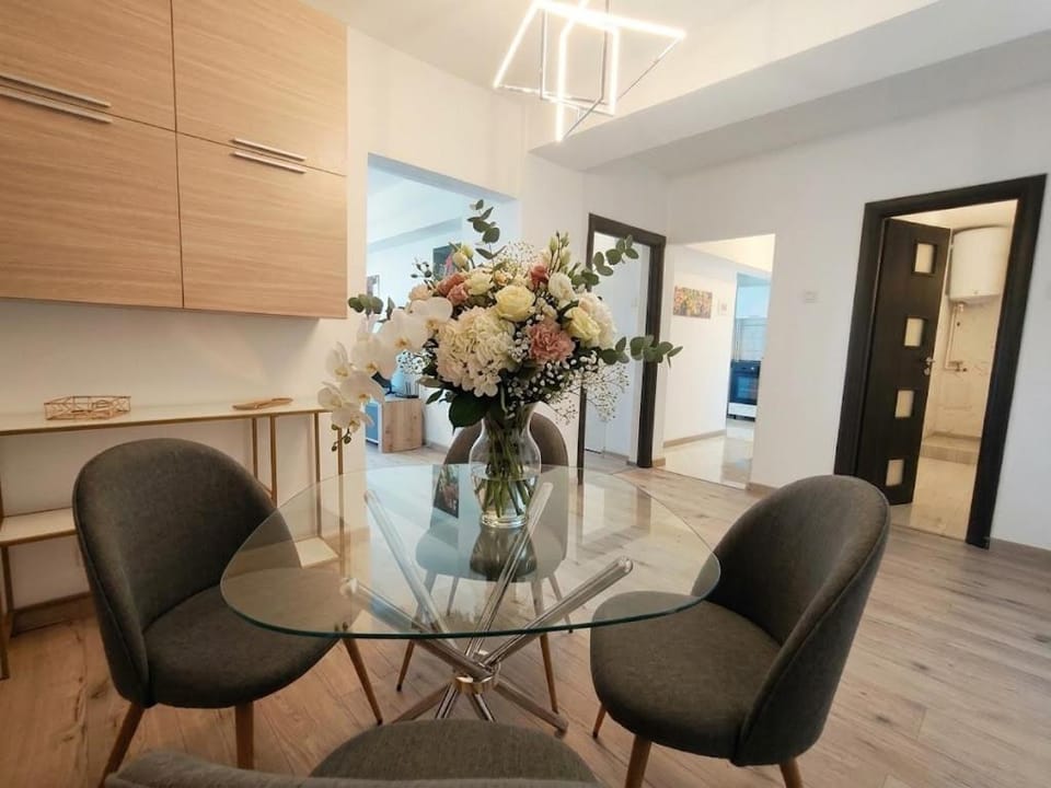 Seating area, Dining area